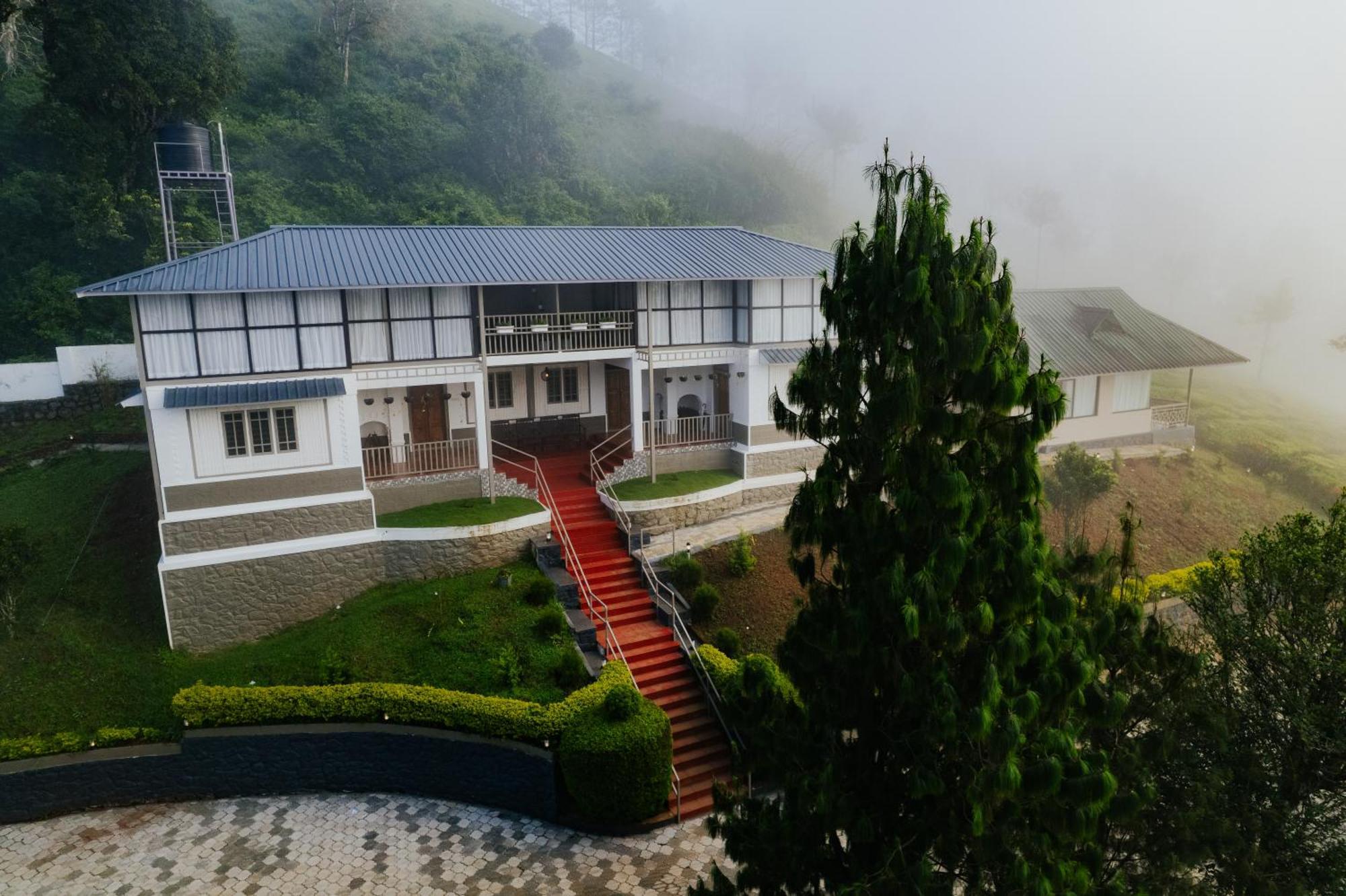 Misty Courtyard Resort Chinnakanal Exterior photo