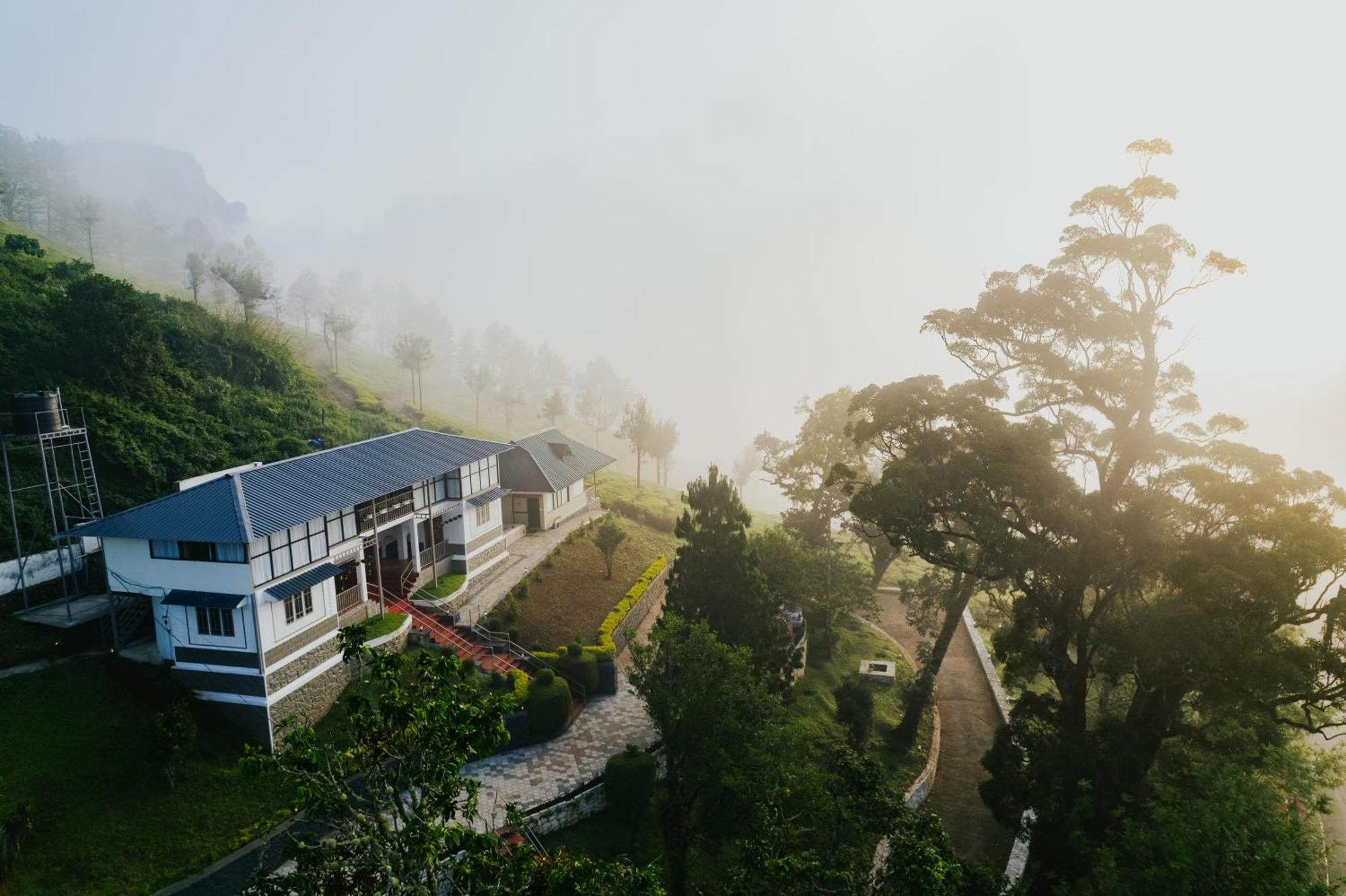 Misty Courtyard Resort Chinnakanal Exterior photo