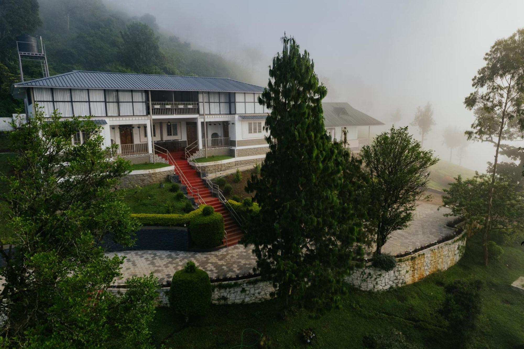 Misty Courtyard Resort Chinnakanal Exterior photo