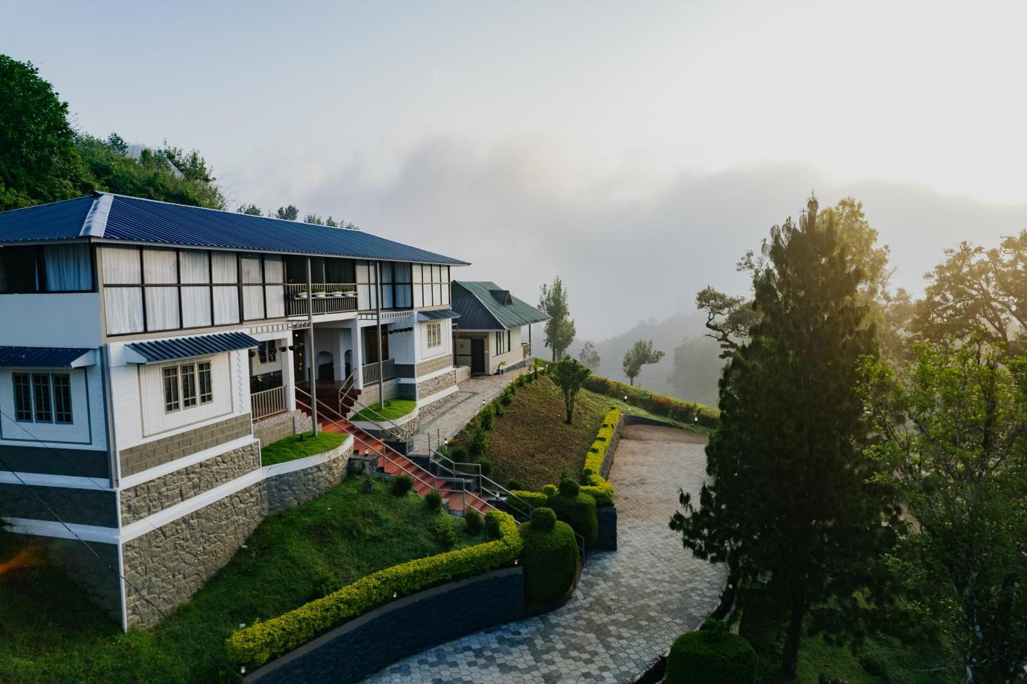 Misty Courtyard Resort Chinnakanal Exterior photo